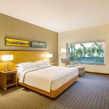 Hyatt Place Hyderabad Banjara Hills Dış mekan fotoğraf A guest room at the hotel