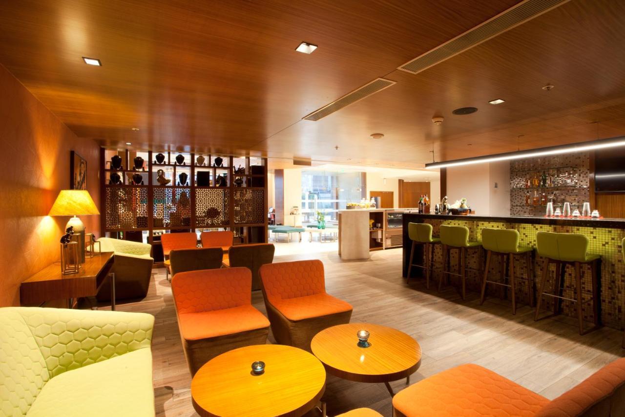 Hyatt Place Hyderabad Banjara Hills Dış mekan fotoğraf The bar at the hotel
