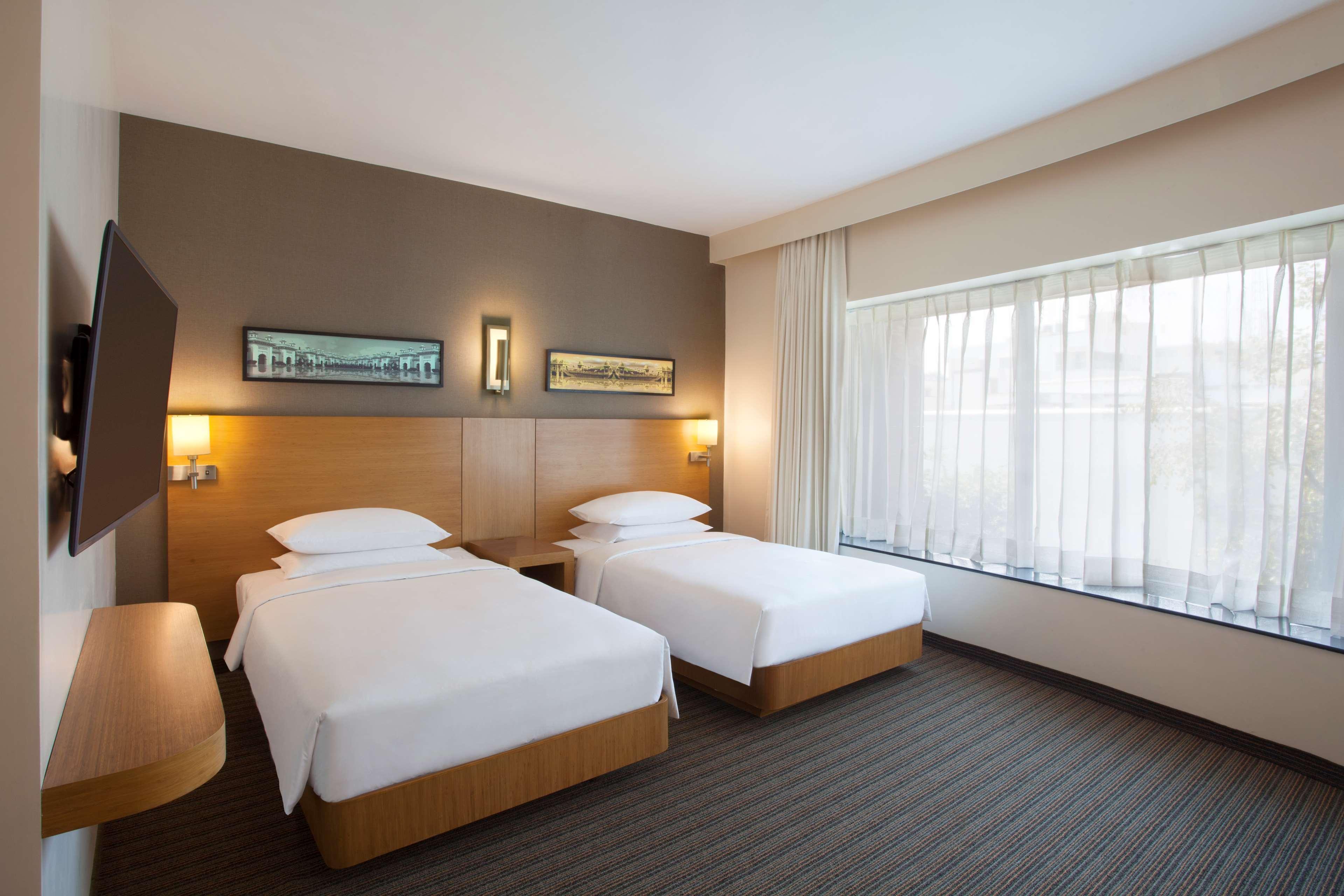 Hyatt Place Hyderabad Banjara Hills Dış mekan fotoğraf A typical room at the hotel