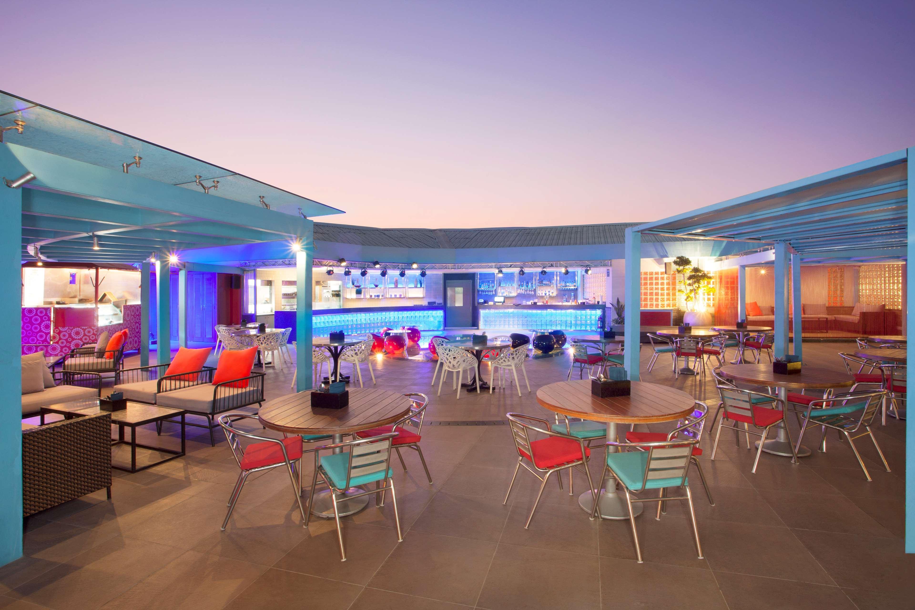 Hyatt Place Hyderabad Banjara Hills Dış mekan fotoğraf Sky Bar
