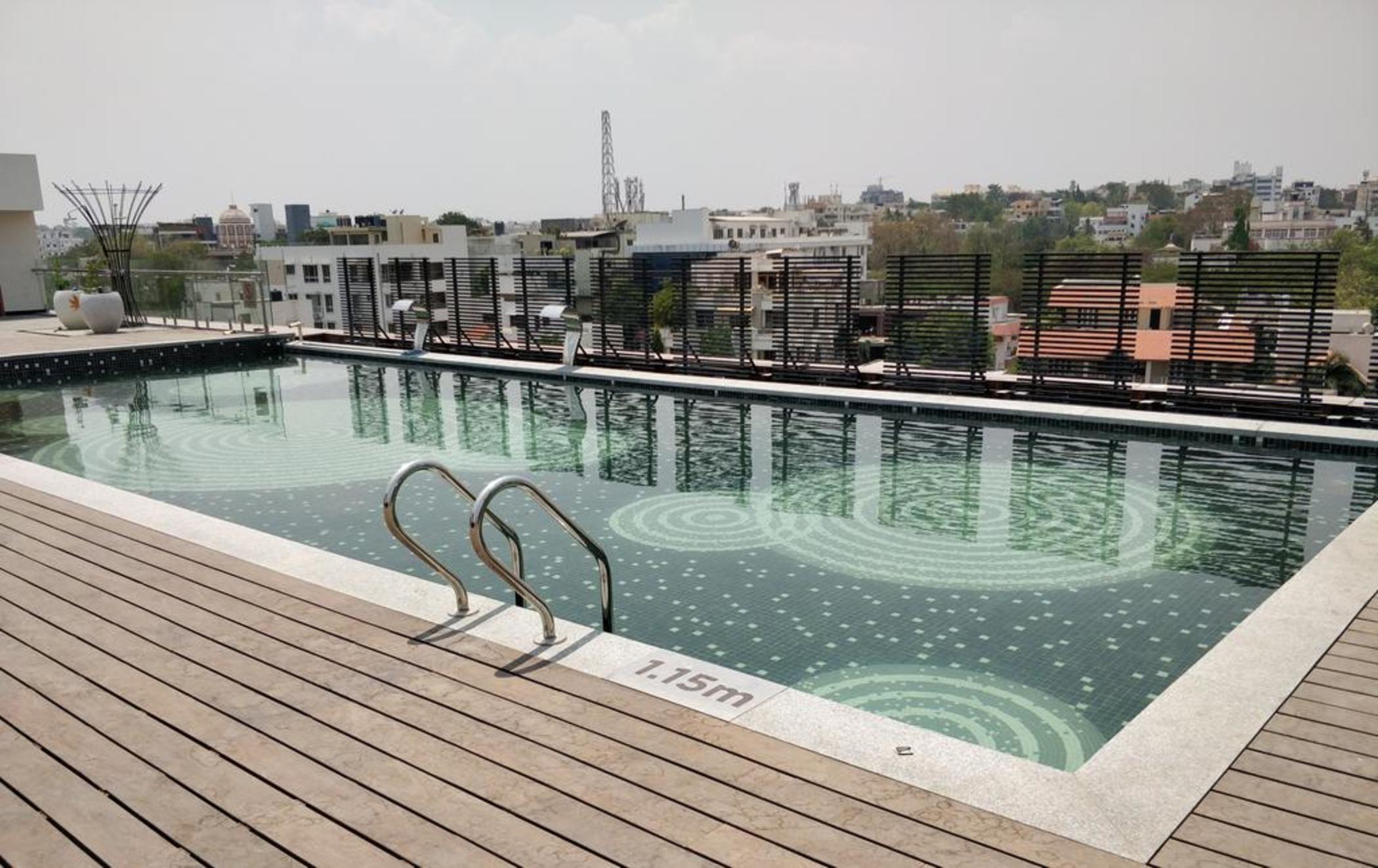Hyatt Place Hyderabad Banjara Hills Dış mekan fotoğraf The rooftop pool