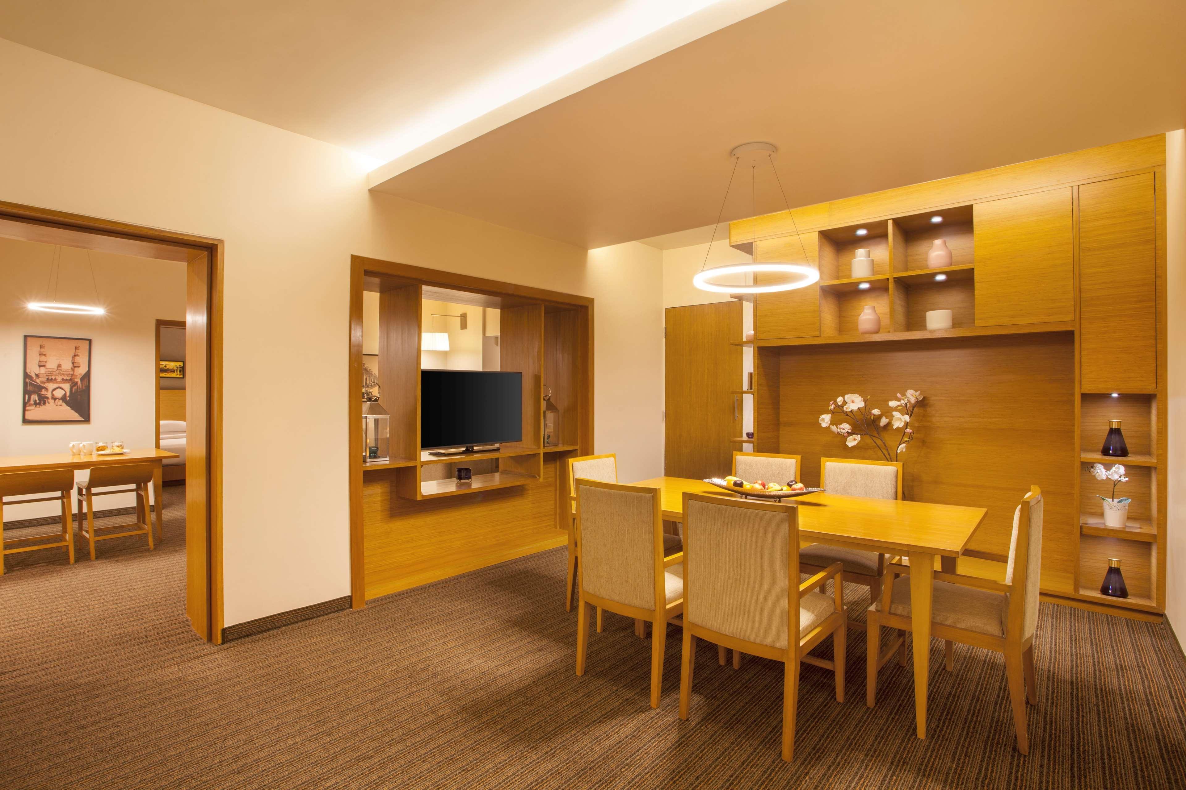 Hyatt Place Hyderabad Banjara Hills Dış mekan fotoğraf A suite at the hotel