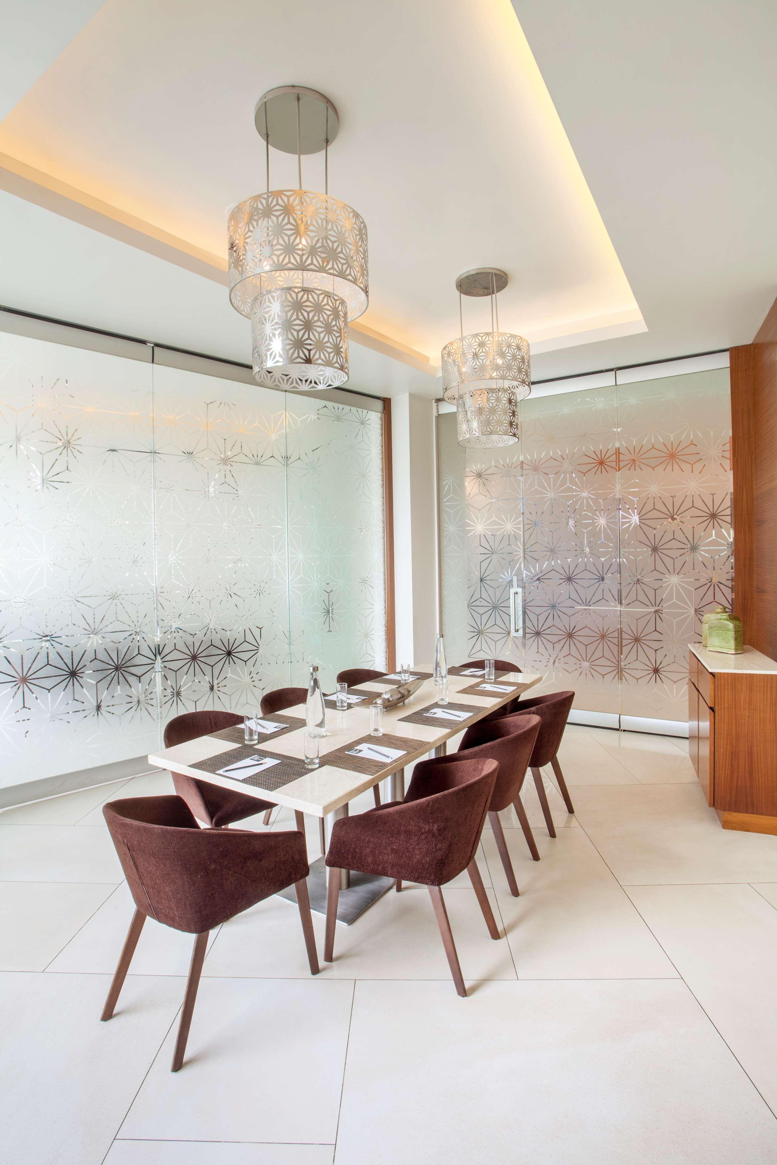 Hyatt Place Hyderabad Banjara Hills Dış mekan fotoğraf A private dining room at the restaurant
