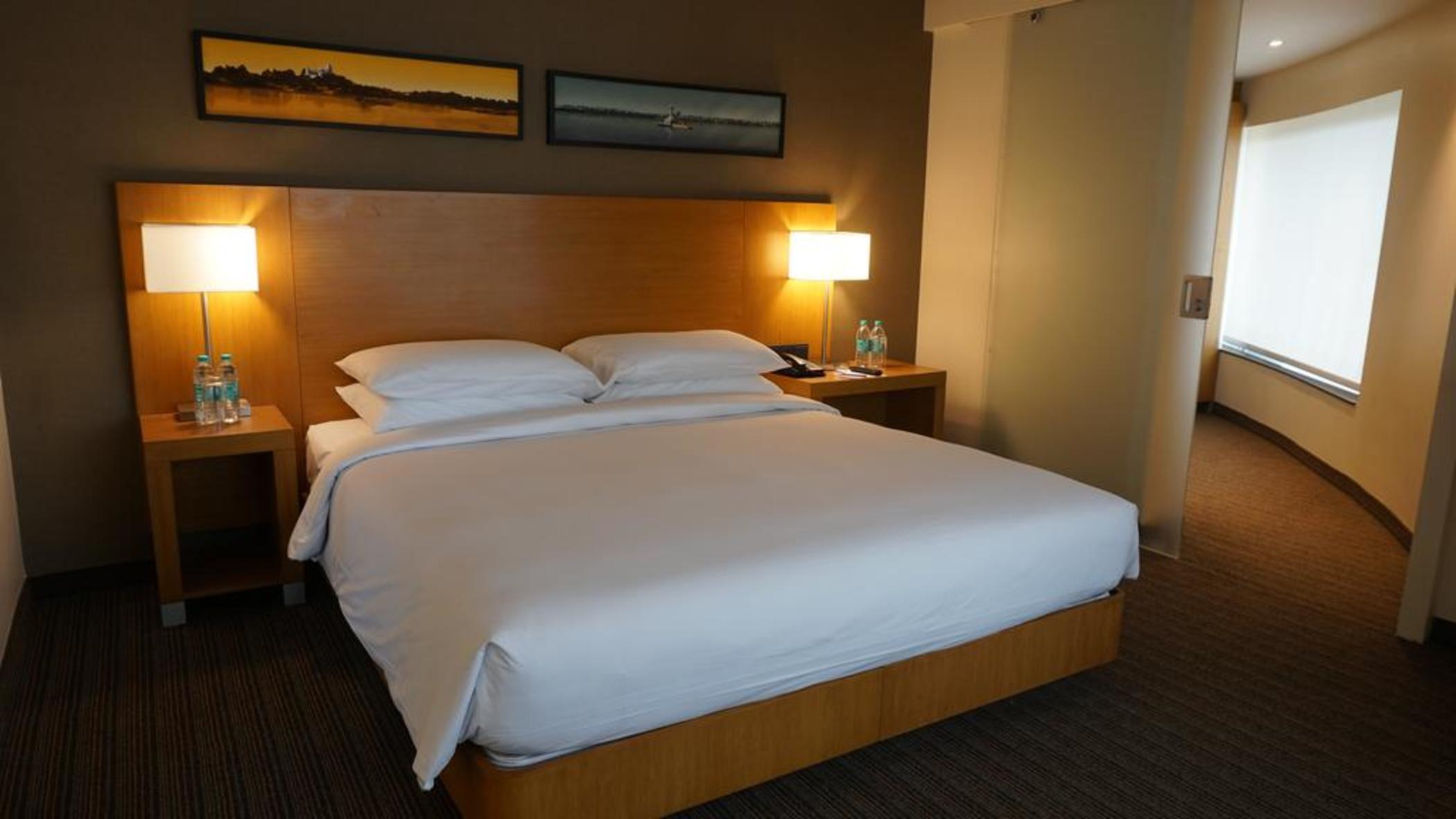 Hyatt Place Hyderabad Banjara Hills Dış mekan fotoğraf A room at the Hilton Garden Inn in San Francisco