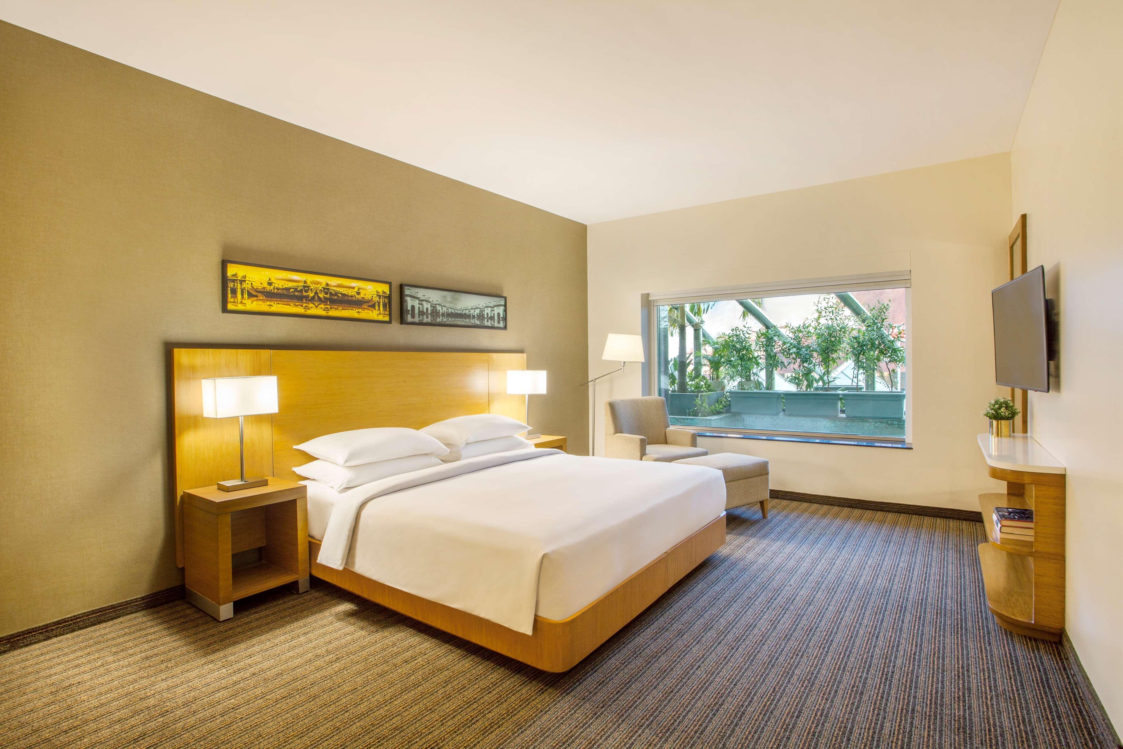Hyatt Place Hyderabad Banjara Hills Dış mekan fotoğraf A guest room at the hotel