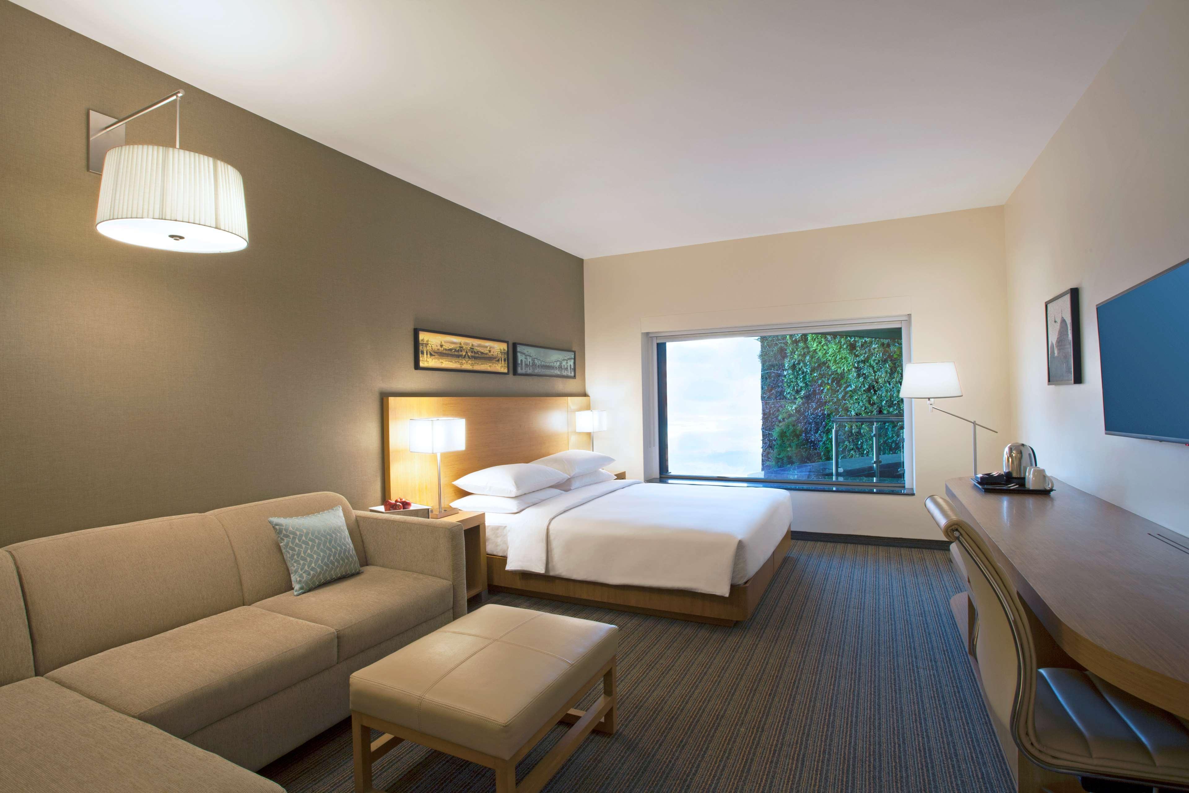 Hyatt Place Hyderabad Banjara Hills Dış mekan fotoğraf A typical room at the Hotel Maya