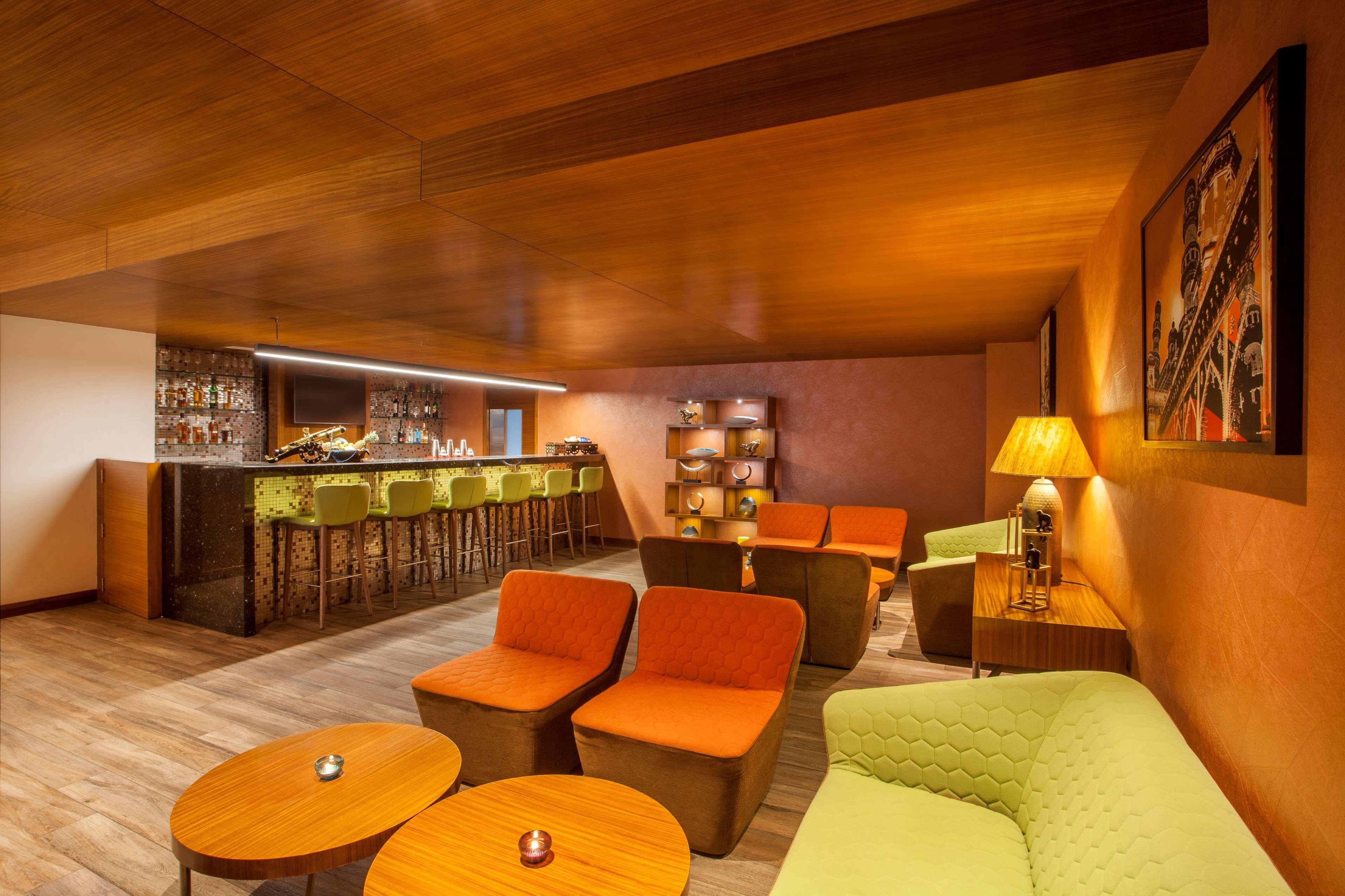 Hyatt Place Hyderabad Banjara Hills Dış mekan fotoğraf The bar at the 1906 Lounge