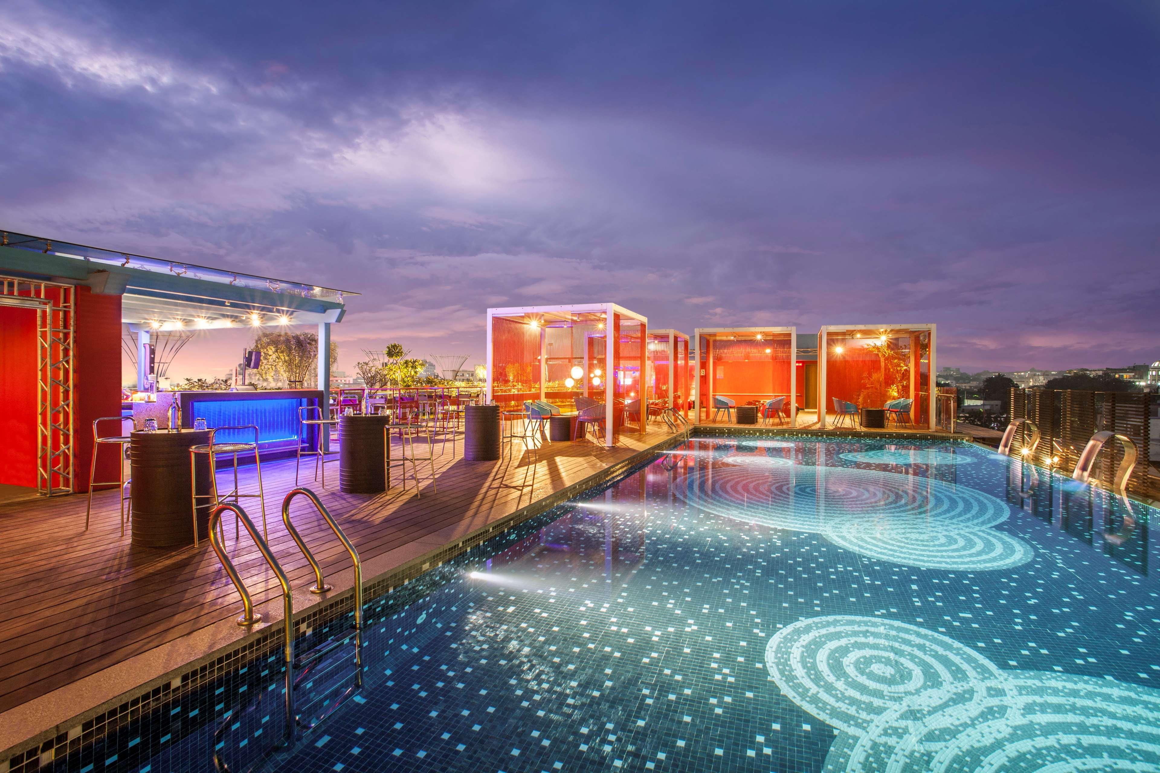 Hyatt Place Hyderabad Banjara Hills Dış mekan fotoğraf The rooftop pool at the hotel