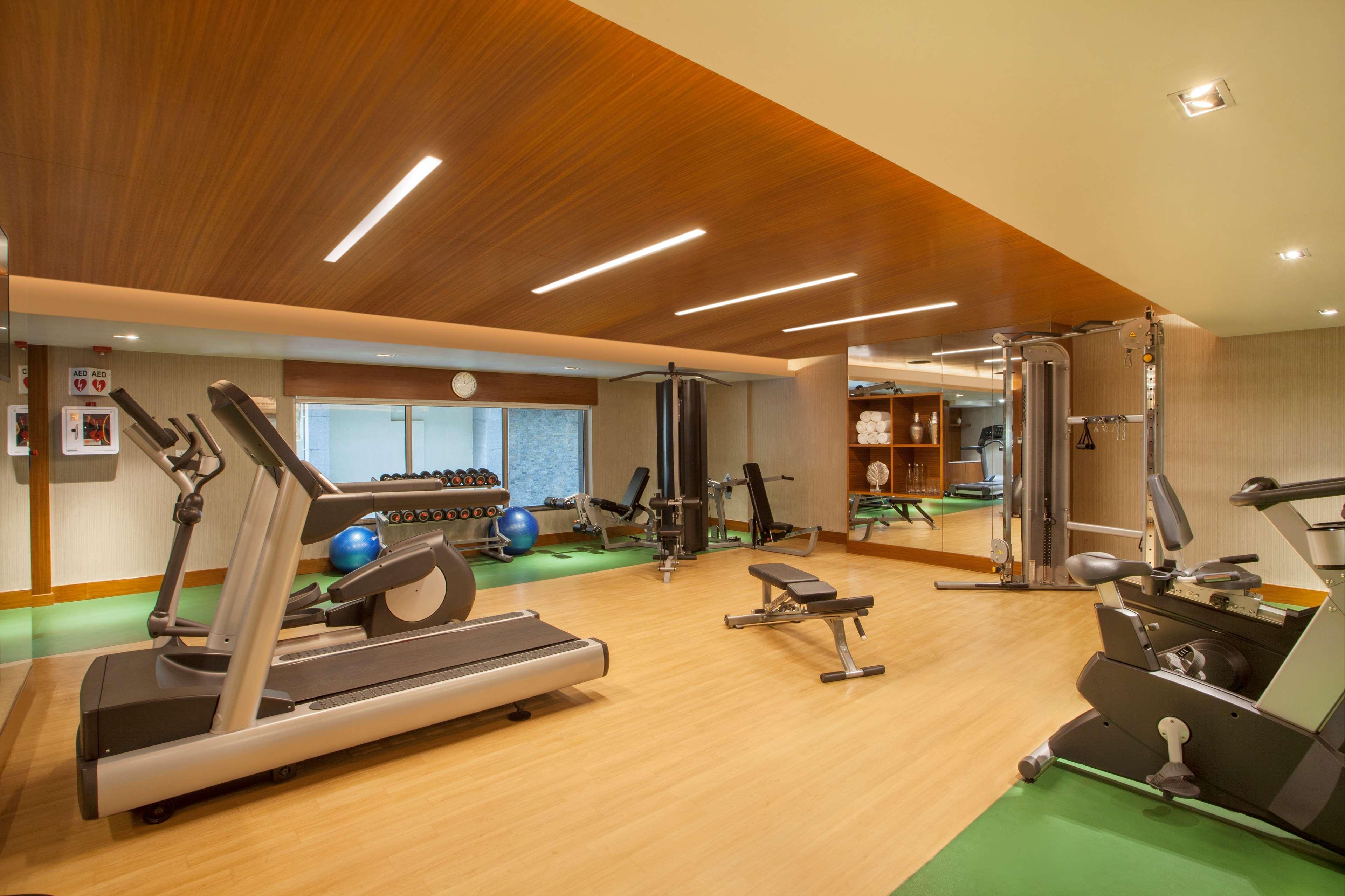 Hyatt Place Hyderabad Banjara Hills Dış mekan fotoğraf The gym at the hotel