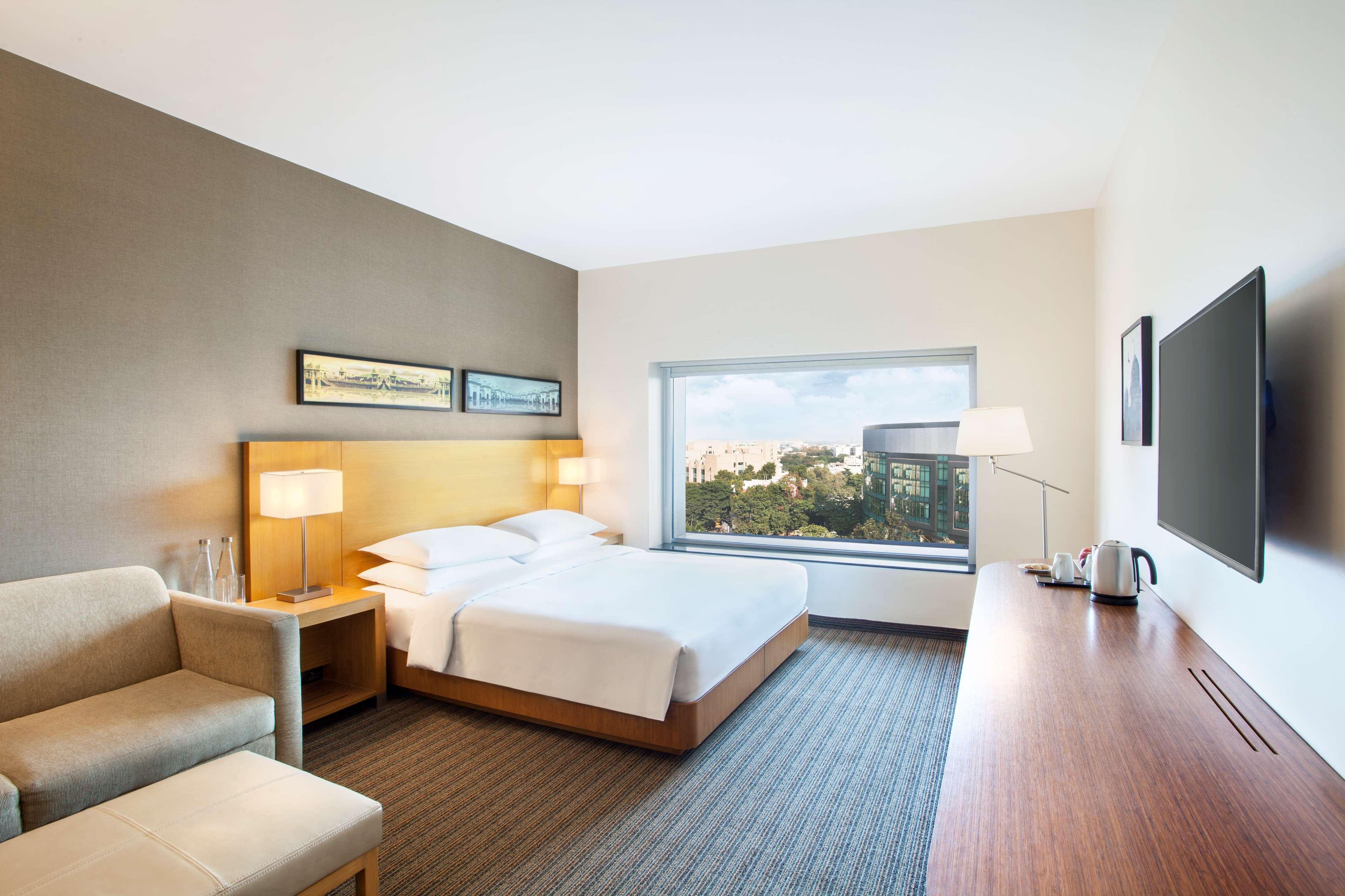 Hyatt Place Hyderabad Banjara Hills Dış mekan fotoğraf A guest room at the Hilton San Diego Bayfront