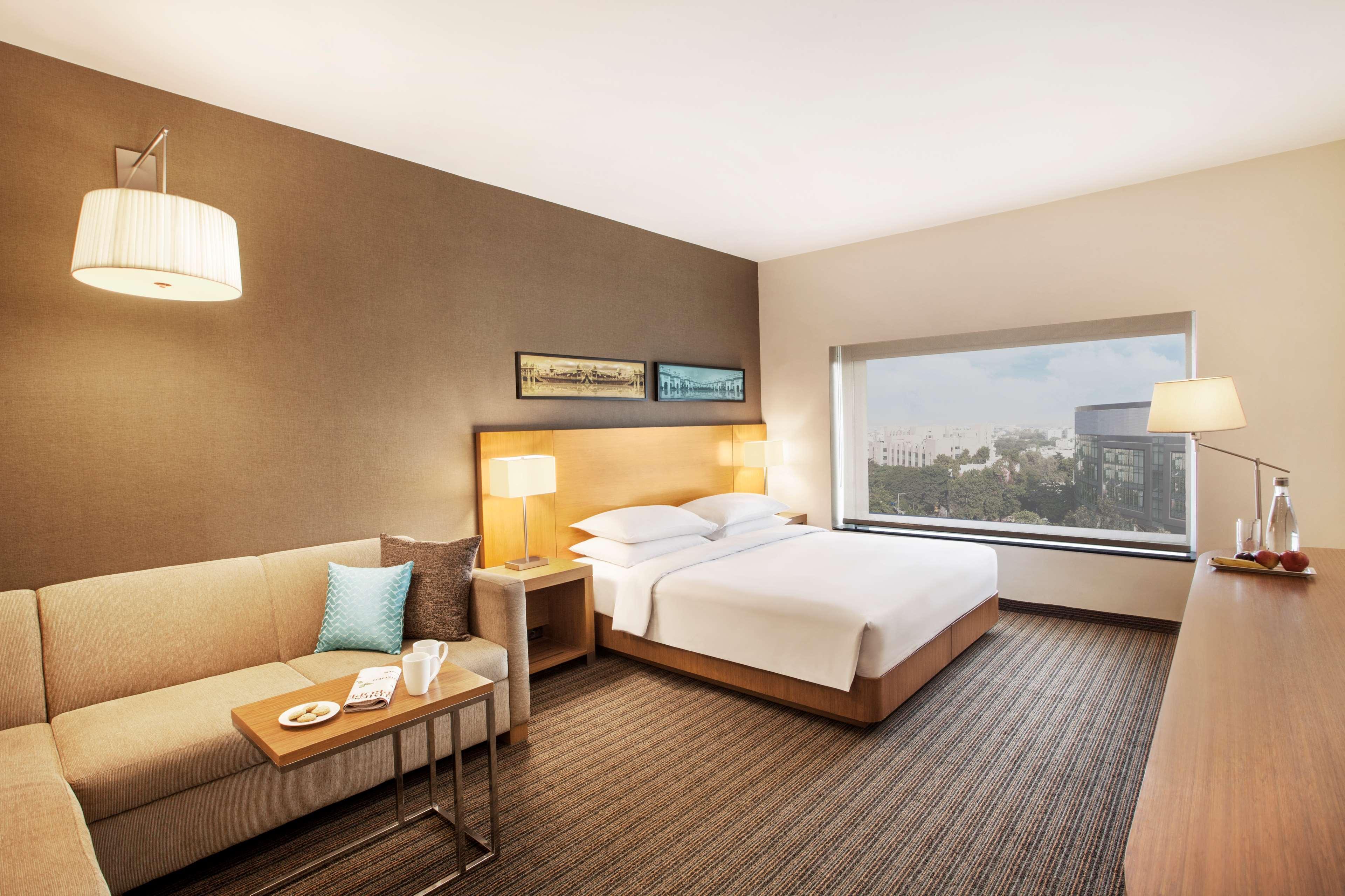 Hyatt Place Hyderabad Banjara Hills Dış mekan fotoğraf A room at the hotel