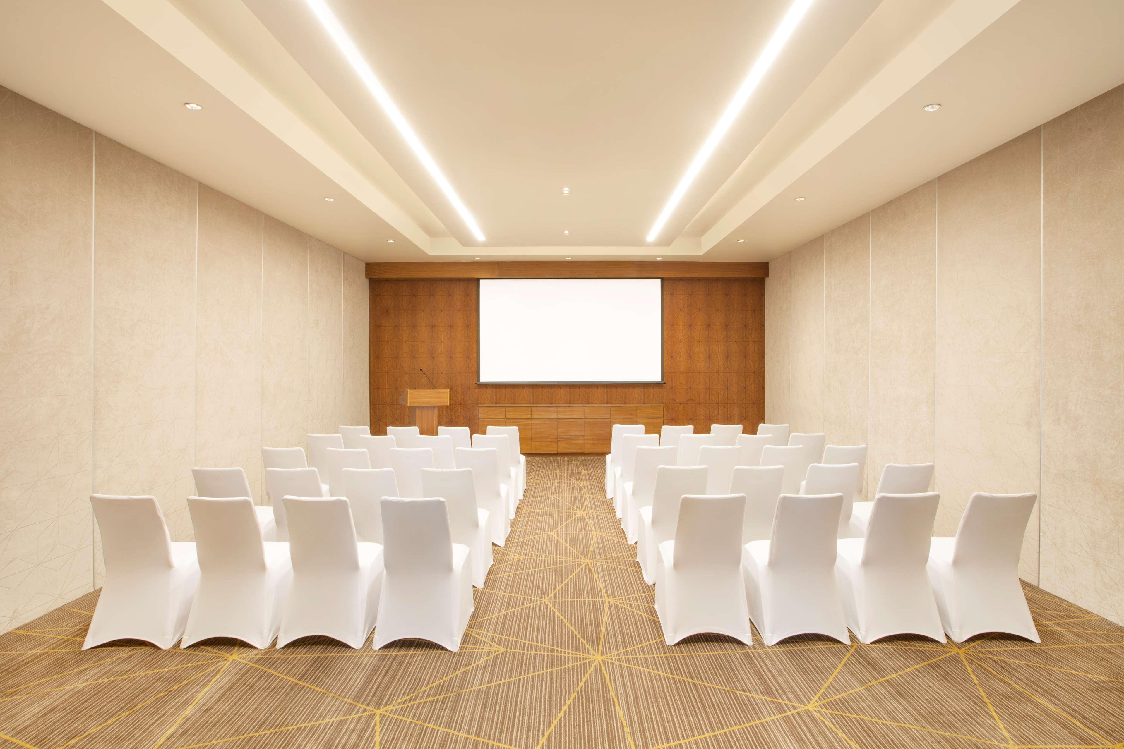 Hyatt Place Hyderabad Banjara Hills Dış mekan fotoğraf Meeting room at the hotel