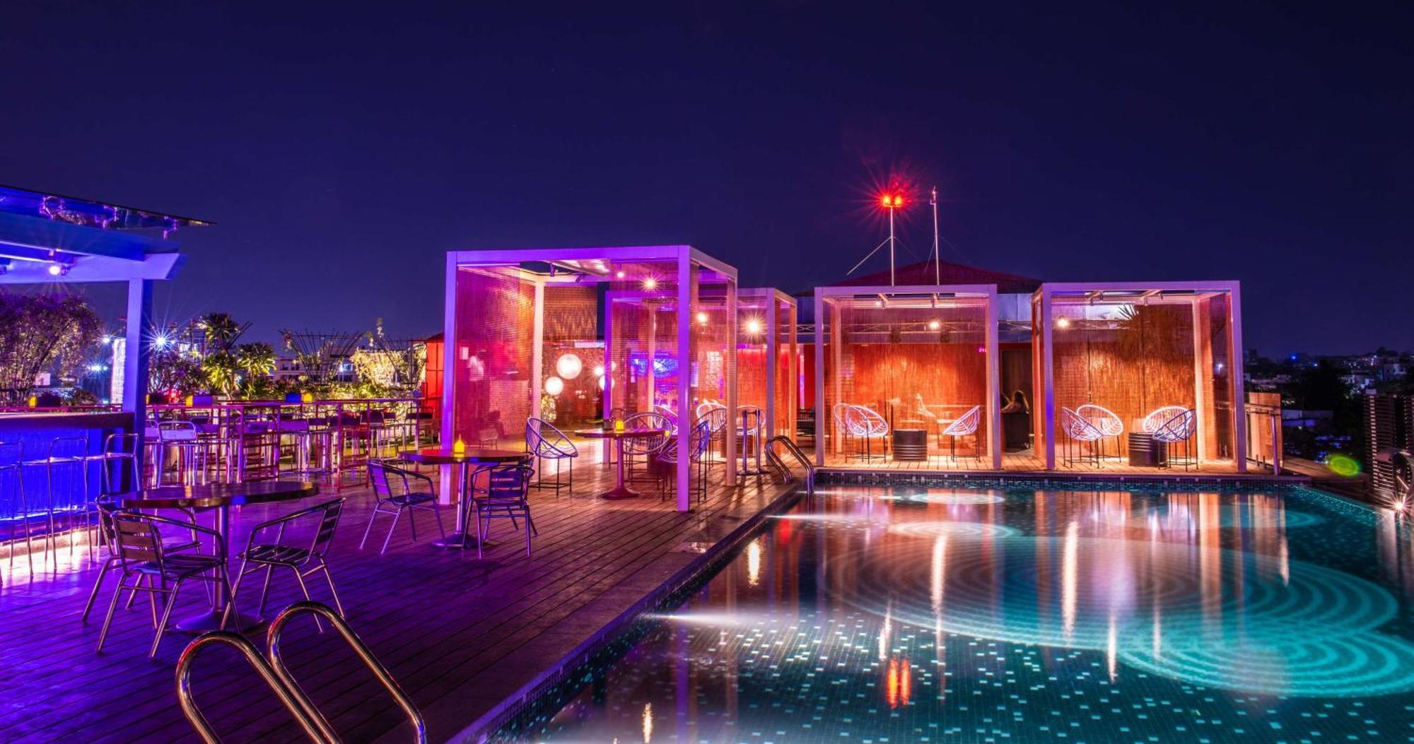 Hyatt Place Hyderabad Banjara Hills Dış mekan fotoğraf The pool at the rooftop bar