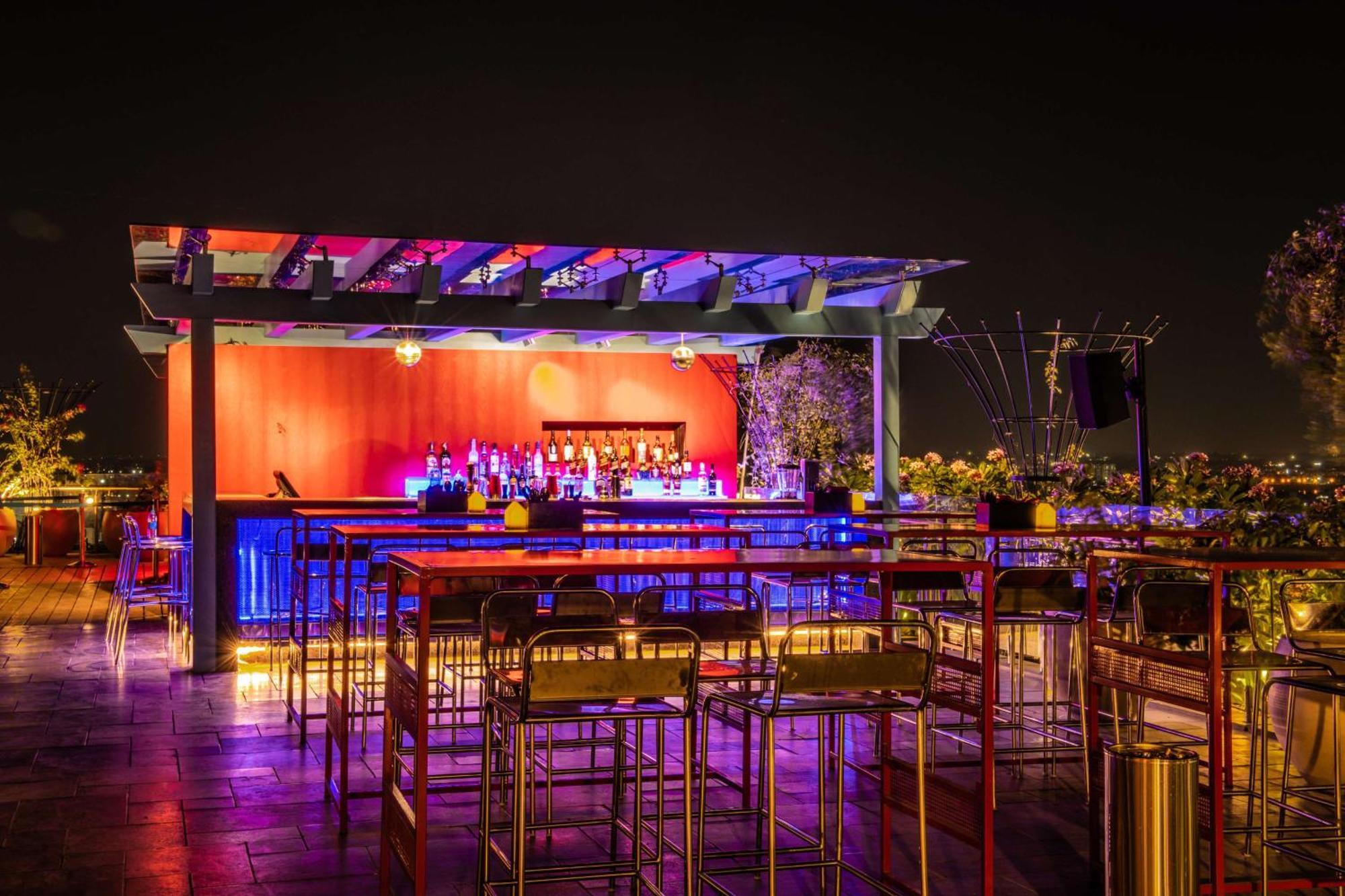 Hyatt Place Hyderabad Banjara Hills Dış mekan fotoğraf Sky Bar
