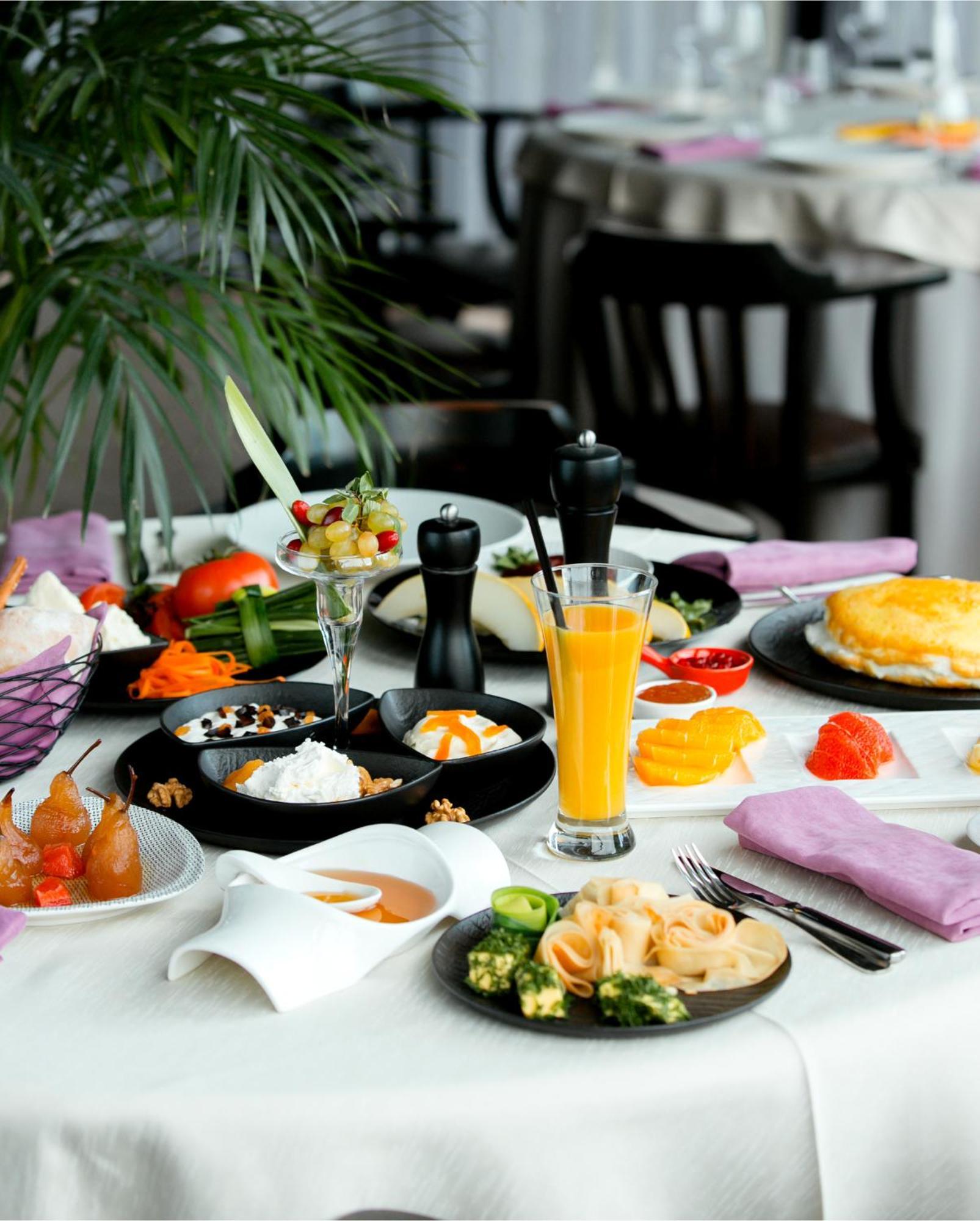 Hyatt Place Hyderabad Banjara Hills Dış mekan fotoğraf A typical Israeli breakfast