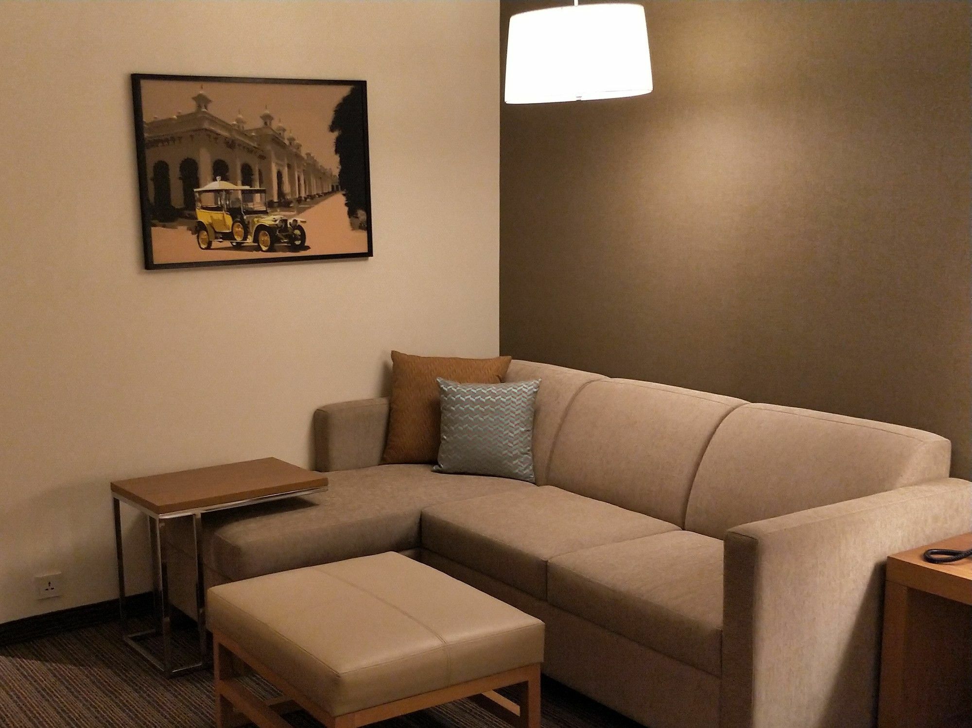 Hyatt Place Hyderabad Banjara Hills Dış mekan fotoğraf A living room in a typical hotel room