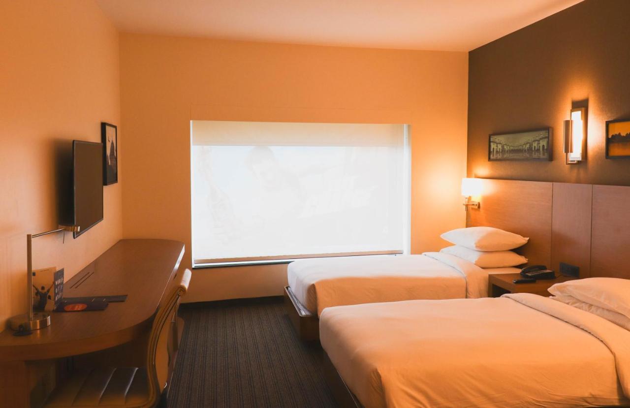Hyatt Place Hyderabad Banjara Hills Dış mekan fotoğraf A typical room at the Hilton Garden Inn
