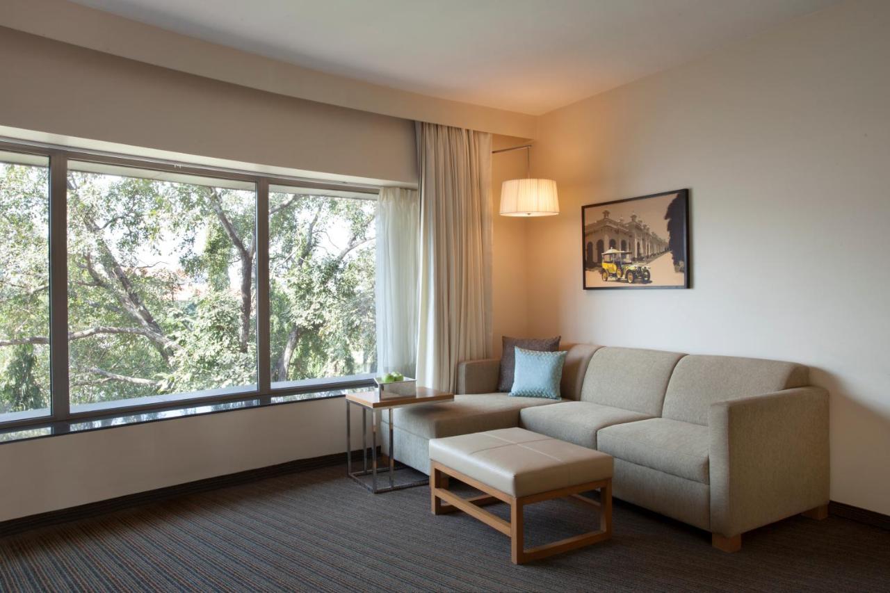 Hyatt Place Hyderabad Banjara Hills Dış mekan fotoğraf A living room at the hotel